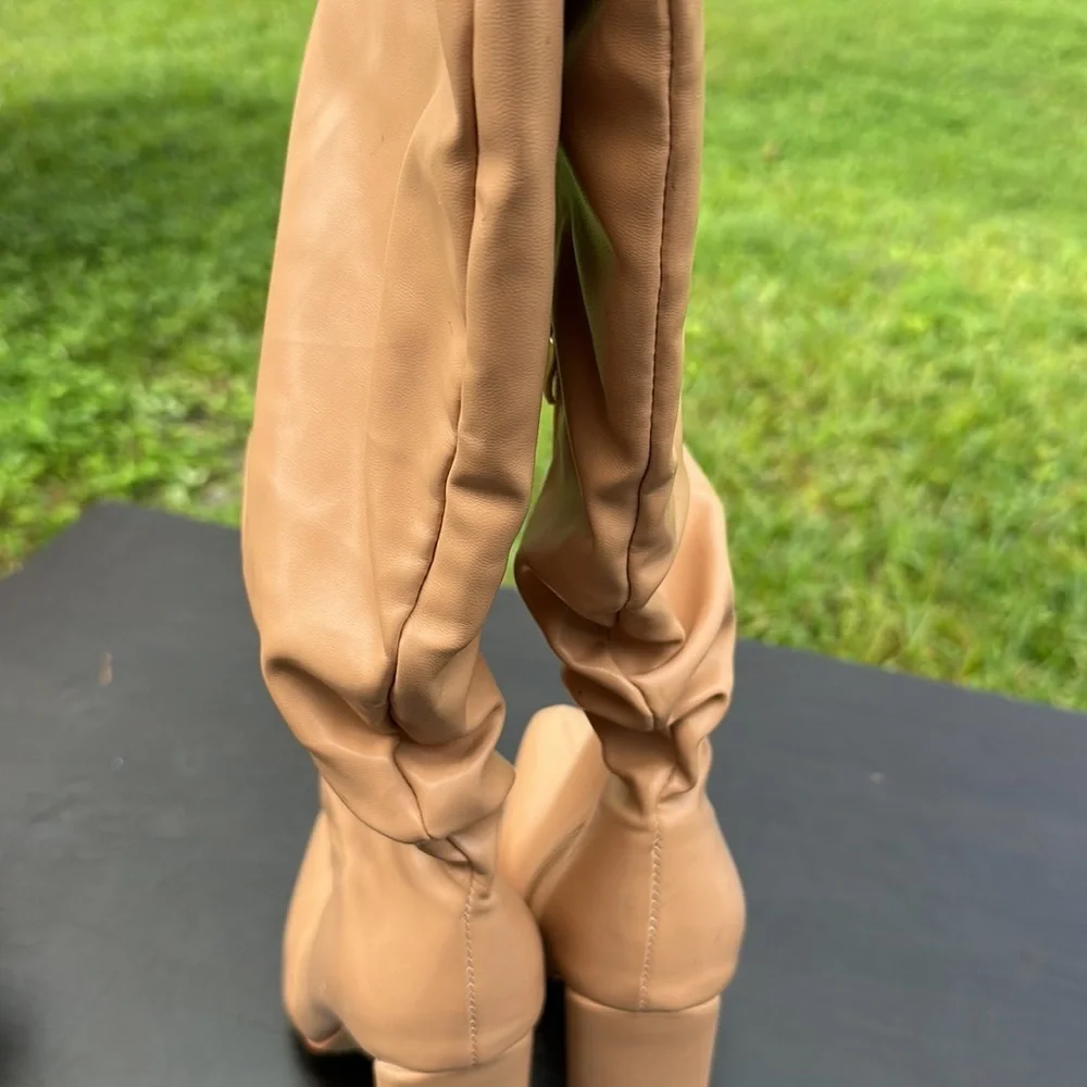 Senzio Women’s Nude Faux Leather Knee High Boots Size 9 Chunky Heel